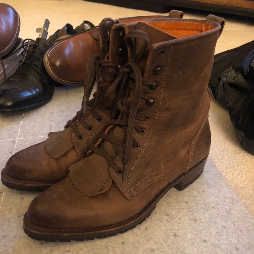 Women Frye Pointed toe lace up boot, size 7